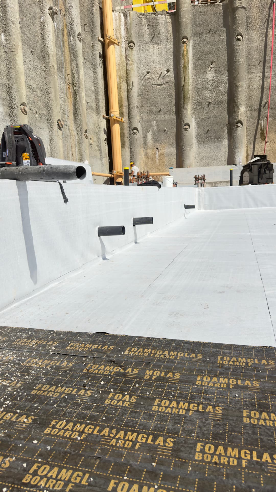 Aktueller Baufortschritt am Universitätsspital Zürich – Foamglas-Verlegung mit Schutz- und Trennvlies